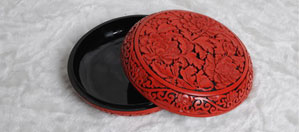 北京雕漆剔红黑地牡丹捧盒