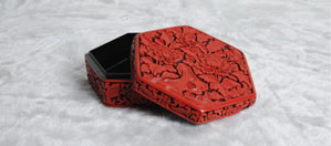 北京雕漆剔红六角牡丹盒