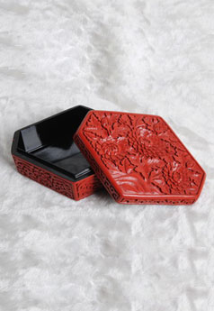 北京雕漆剔红六角花纹盒
